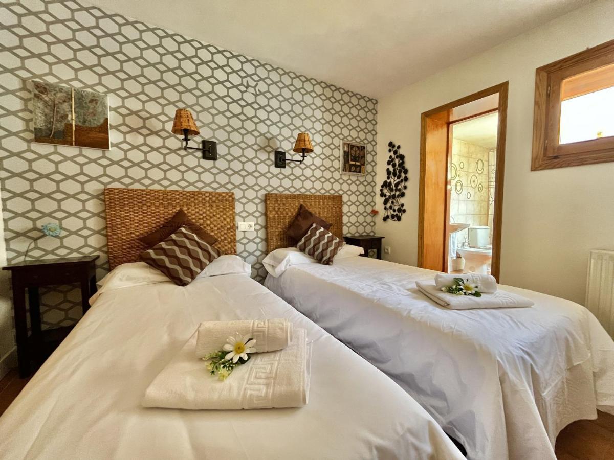 Hostal Nomadas By Gloove Villalba de la Sierra Exterior photo