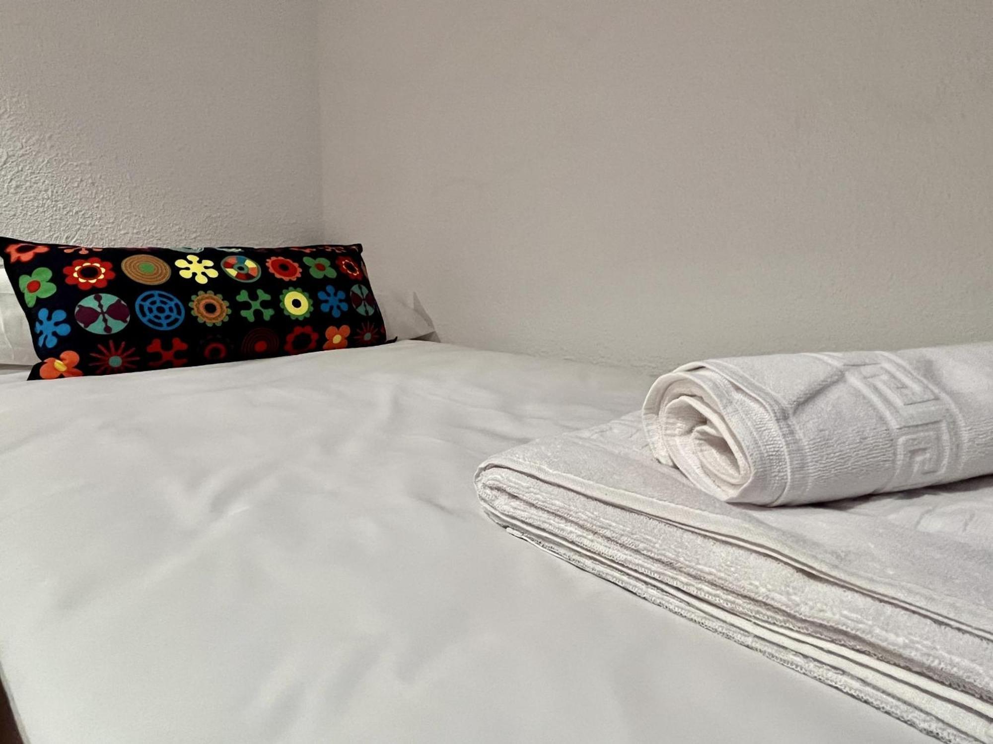 Hostal Nomadas By Gloove Villalba de la Sierra Exterior photo