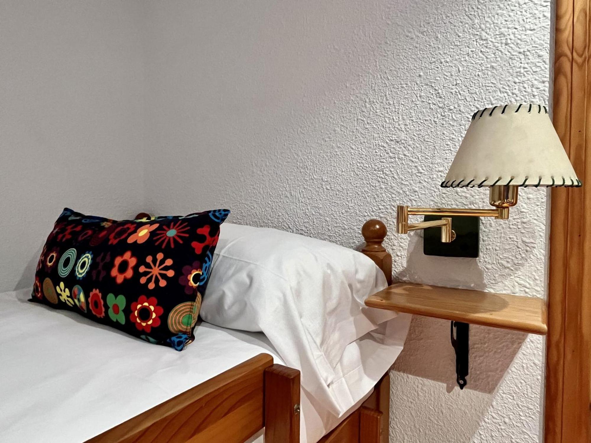 Hostal Nomadas By Gloove Villalba de la Sierra Exterior photo
