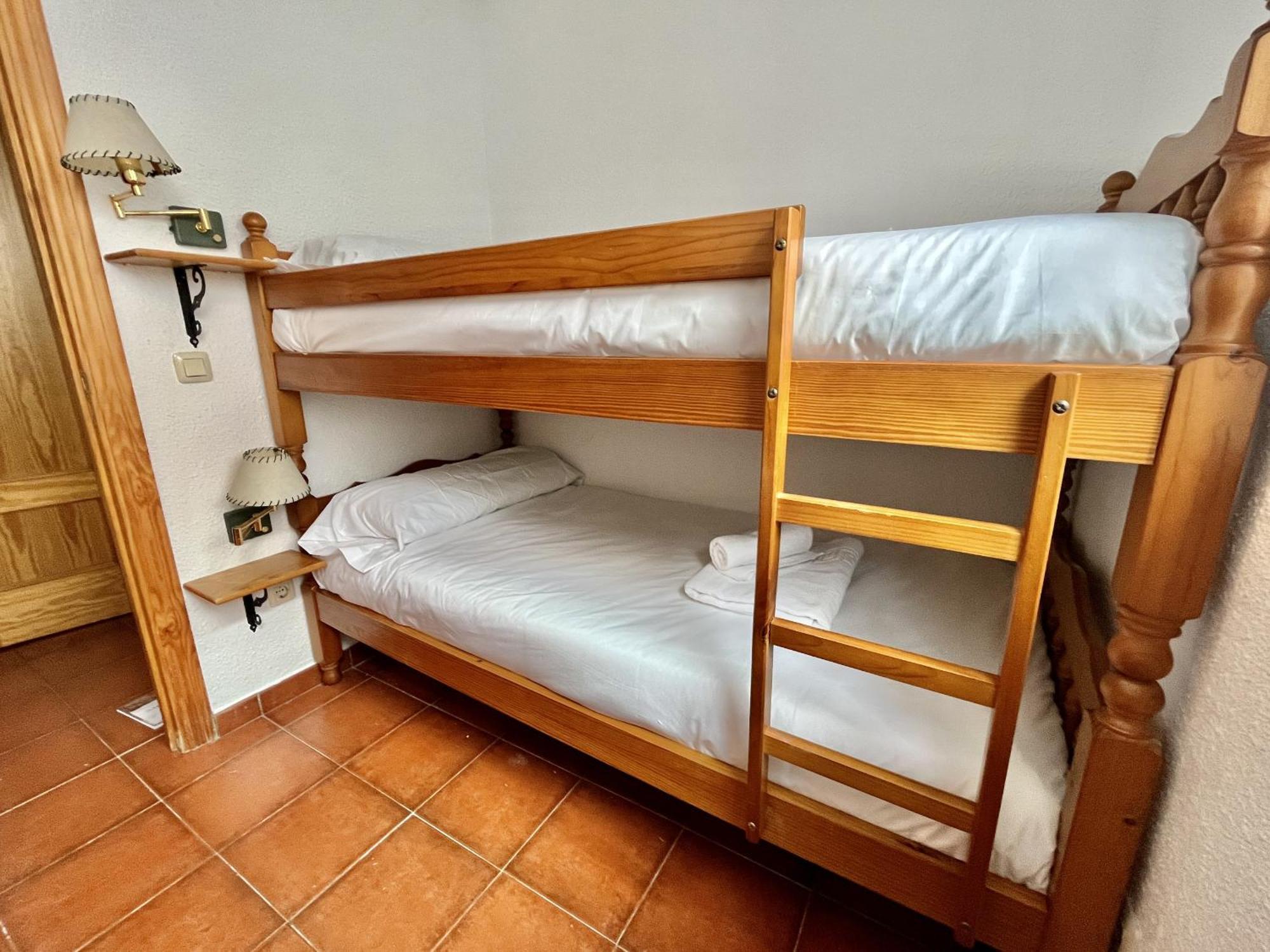 Hostal Nomadas By Gloove Villalba de la Sierra Exterior photo